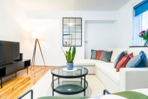 3 BDR House in Kingston upon Thames, London Waterloo in 30 mins, Kingston Upon Thames